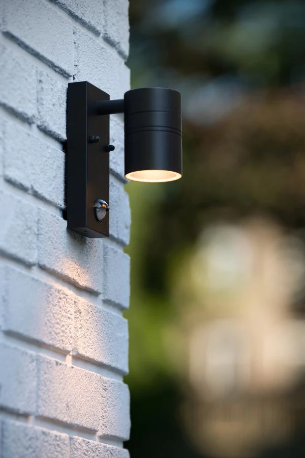 Lucide ARNE-LED IR - Wall spotlight / Wall light Indoor/Outdoor - Ø 6,3 cm - LED - GU10 - 1x5W 2700K - IP44 - Motion & Day/Night Sensor - Black - atmosphere 1